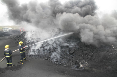 千噸煤炭自燃引關注，消防及時滅火保安全，資本投資或轉向綠色能源